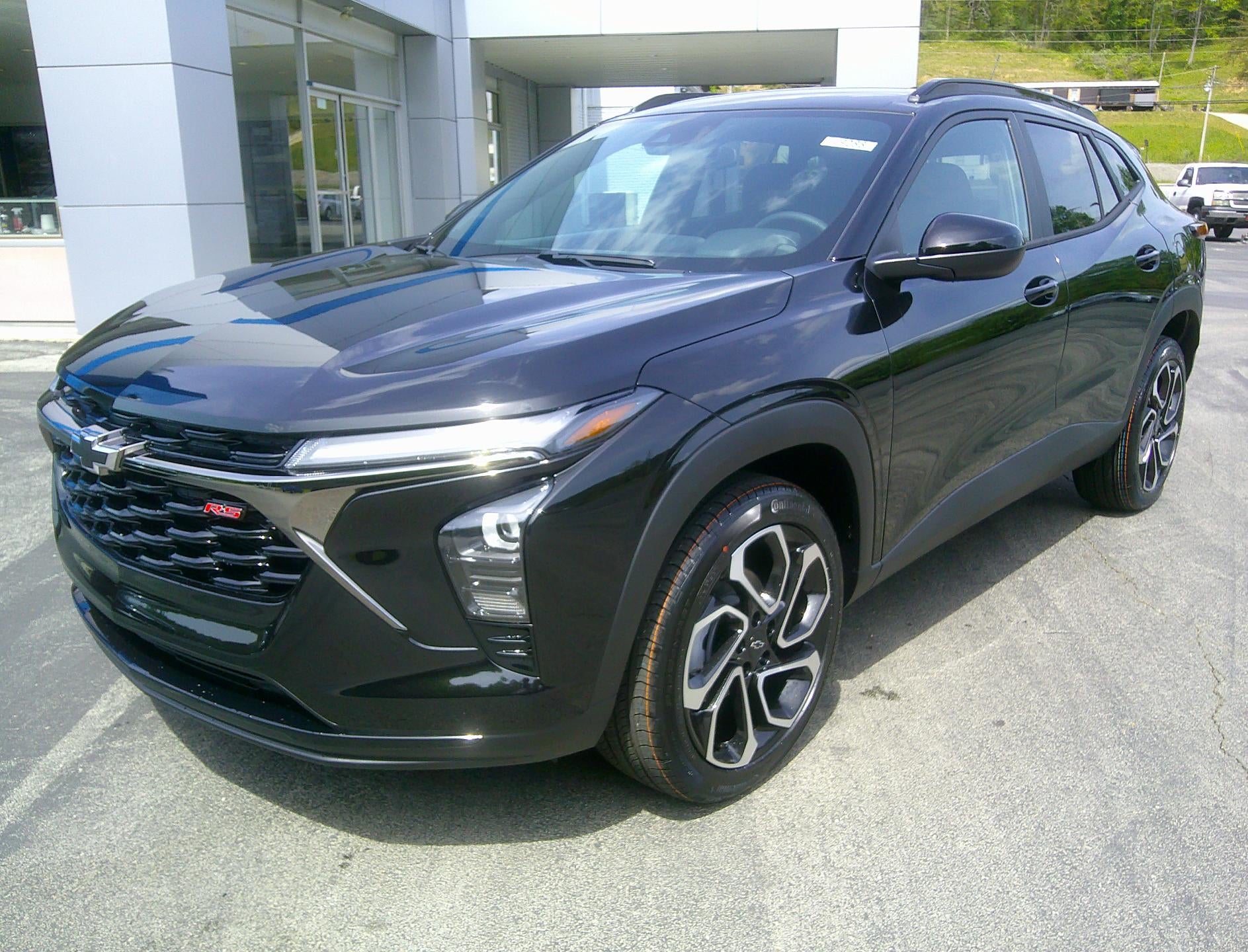 2026 Chevrolet Trax 2RS in Mosaic Black Metallic — front three-quarter view